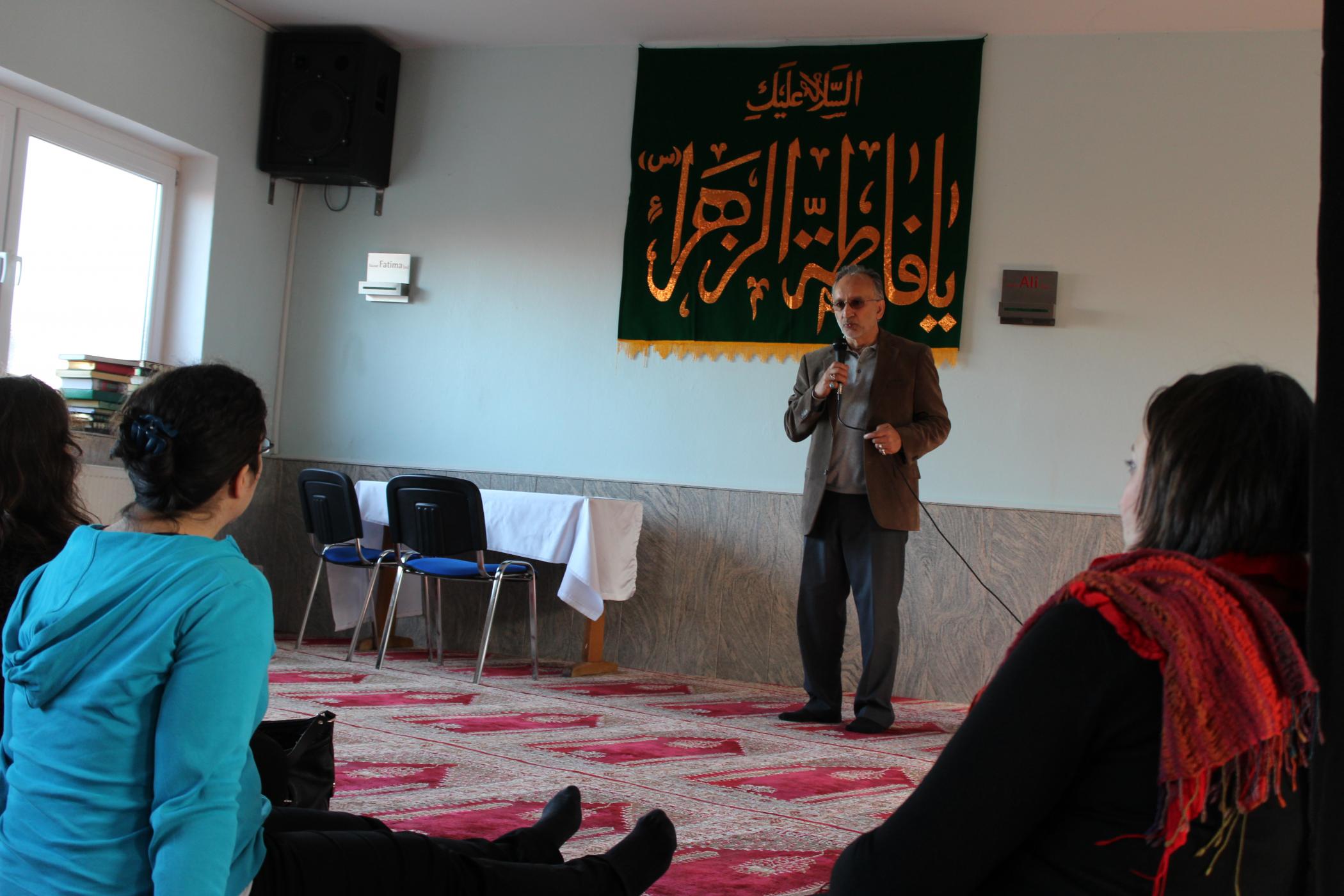 Dr. Djavad Mohagheghi zeigt Besucherinnen die Ehlibeyt Moschee. Foto: HdR / Annedore Beelte-Altwig