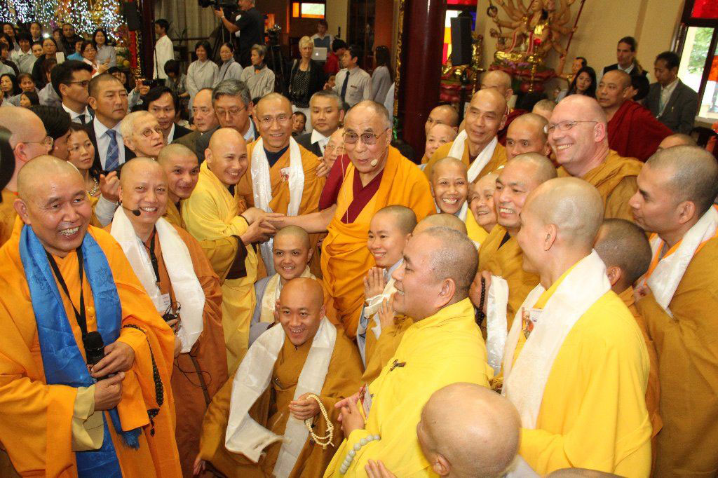 Der Dalai Lama zu Gast in der Pagode Vien Giac. Vorne links der Gründerabt Thich Nhu Dien. Foto: Pagode Vien Giac