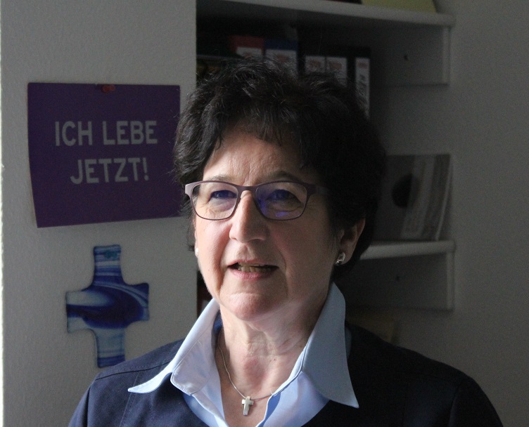 Elfriede Kollarz in ihrem Büro beim Malteser Hilfsdienst im Bistum Hildesheim. Foto: HdR Elfriede Kollarz hat ihr Motto in ihrem Büro beim Malteser Hilfsdienst an die Wand gehängt: "Ich lebe jetzt!"
