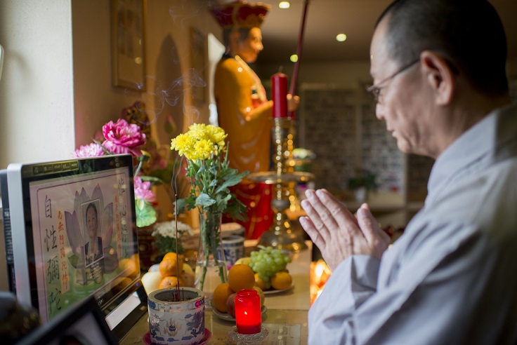 Ngoc-Diep Ngo bei einem vietnamesisch-buddhistischen Ritual für Verstorbene in der Pagode. Foto: Religramme / Kunte Ngoc-Diep Ngo bei einem vietnamesisch-buddhistischen Ritual für Verstorbene in der Pagode.