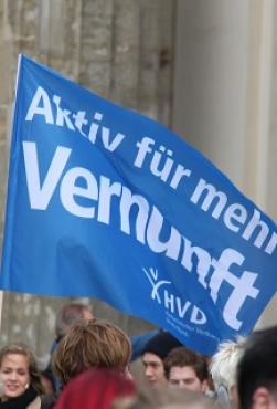&quot;Aktiv für mehr Vernunft&quot;: Demonstration von Mitgliedern des Humanistischen Verbandes. Foto: HVN