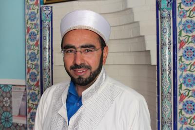 Haci Davut Toklu in der Kleidung des Vorbeters in der Moschee in Misburg. Foto: HdR / Beelte-Altwig