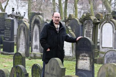 Michael Fürst auf dem Friedhof An der Strangriede. Foto: Frank Wilde